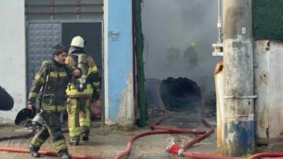 Bursa’nın Nilüfer ilçesi Çalı Sanayi Bölgesi’nde iki fabrikanın arasındaki istif