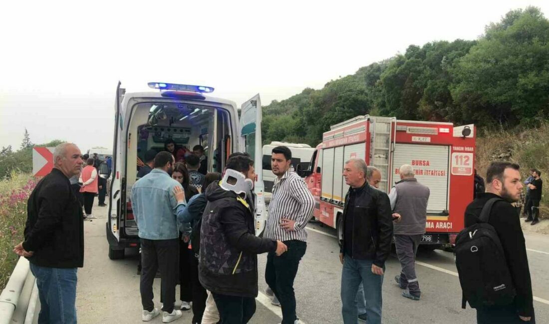 Bursa’da feci kaza: Kazayı bırakıp birbirlerine girdiler Bursa’nın Gemlik ilçesinde minibüs ile otomobilin kafa kafaya çarpıştığı kazada