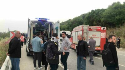 Bursa’nın Gemlik ilçesinde minibüs ile otomobilin kafa kafaya çarpıştığı kazada