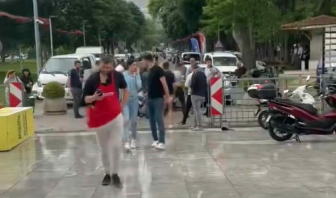 Bursa’da düzenlenen bıçak festivalini ziyaret eden kişi, fırtına nedeniyle savrulan