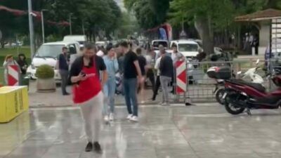 Bursa’da düzenlenen bıçak festivalini ziyaret eden kişi, fırtına nedeniyle savrulan