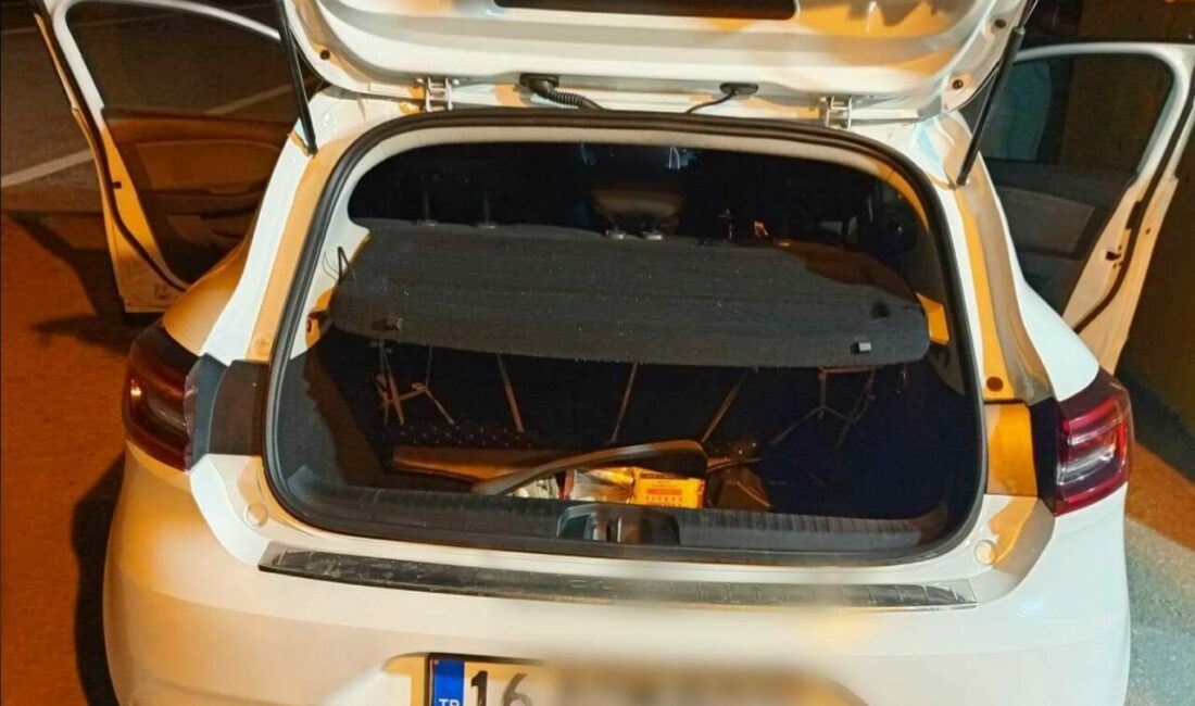 Bursa’da göçmen kaçakçılığına geçit yok: 1 organizatör tutuklandı Bursa Emniyet Müdürlüğü Göçmen Kaçakçılığıyla Mücadele ve Hudut Kapıları Şube