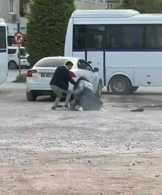 Bursa’nın İnegöl ilçesinde iki genç kız arasında çıkan kavga, amatör