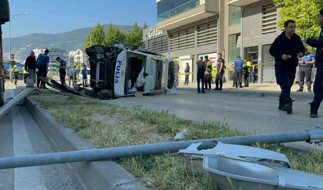 Bursa’da kadına şiddet ihbarından dönen polis aracı takla attı. Kazada,