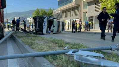 Bursa’da kadına şiddet ihbarından dönen polis aracı takla attı. Kazada,