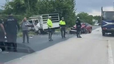 Bursa’da yağışlı havanın etkisiyle kaygan yolda meydana gelen kazada otomobil