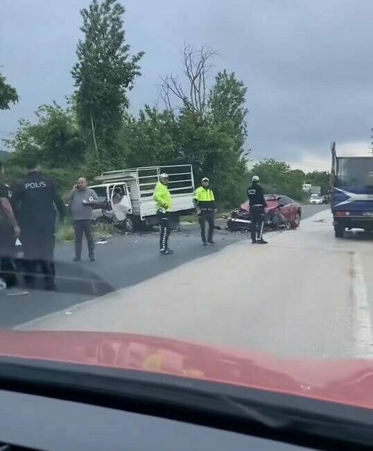 Bursa’da kamyonet ile otomobil çarpıştı: 2 yaralı Bursa’da yağışlı havanın etkisiyle kaygan yolda meydana gelen kazada otomobil