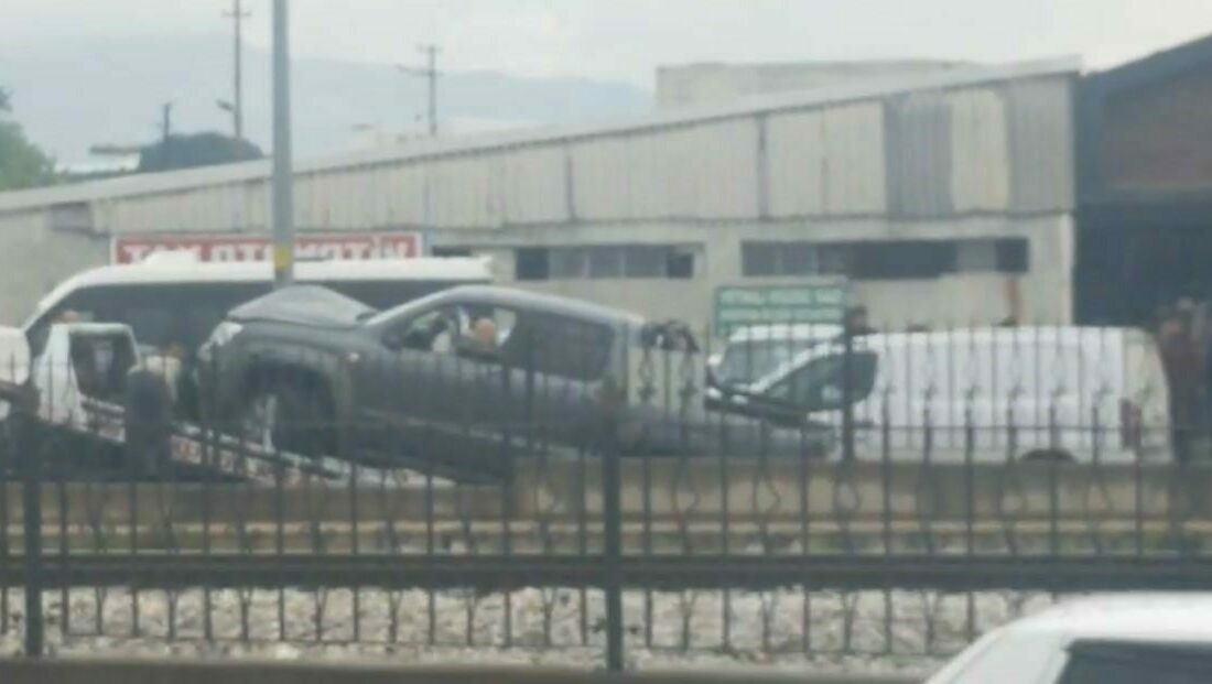 Bursa’da kontrolden çıkan araç durağa daldı Bursa’da iddiaya göre yağış sebebiyle sürücüsünün kontrolünden çıkan araç, yol