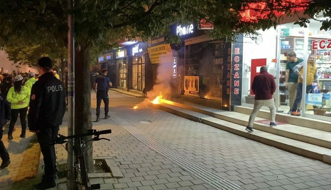 Bursa’nın İnegöl ilçesinde şampiyonluk kutlamaları sırasında Fenerbahçeliler Derneği’ne meşale atan