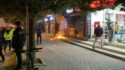 Bursa’nın İnegöl ilçesinde şampiyonluk kutlamaları sırasında Fenerbahçeliler Derneği’ne meşale atan