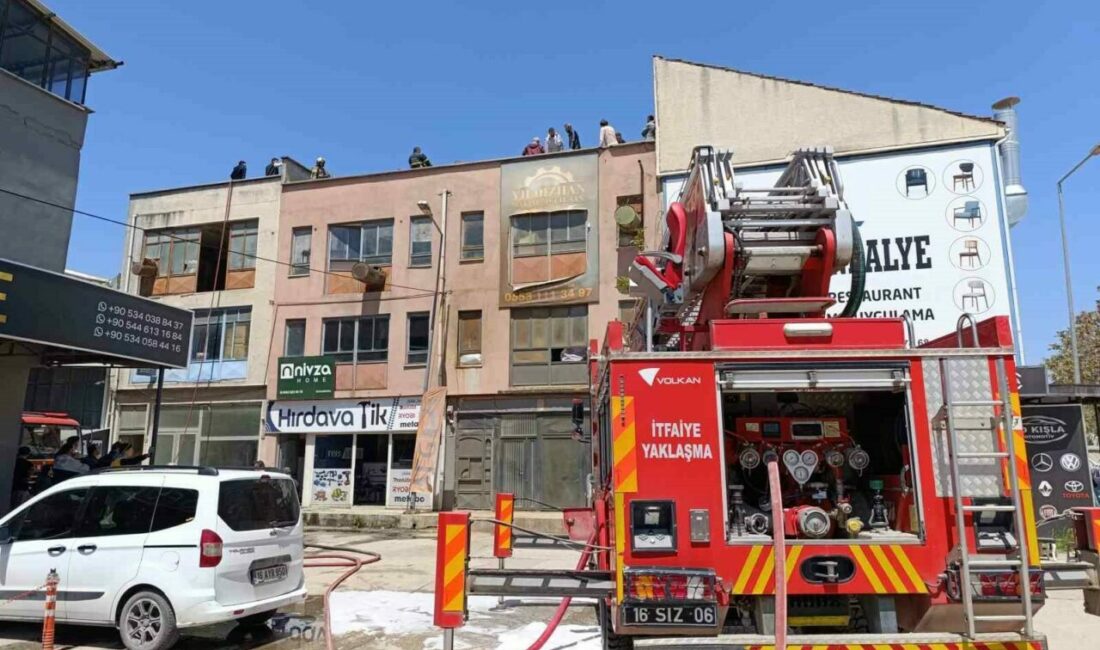 Bursa’da mobilya imalathanesinde yangın Bursa’nın İnegöl ilçesinde mobilya imalathanesinin çatı katında çıkan yangın 1