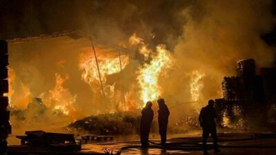 Bursa’nın Nilüfer ilçesinde faaliyet gösteren bir palet fabrikasında henüz bilinmeyen