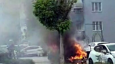 Bursa’da Güzelyalı Mahallesi Atatürk Caddesi’nde seyir halindeki bir otomobil, alev