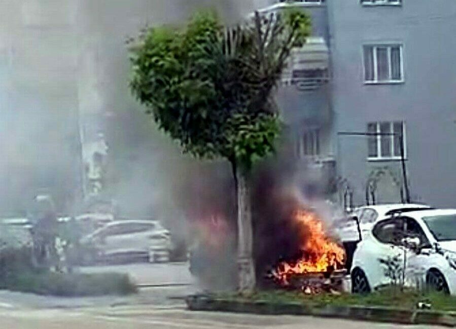 Bursa’da seyir halindeki otomobil alev aldı Bursa’da Güzelyalı Mahallesi Atatürk Caddesi’nde seyir halindeki bir otomobil, alev