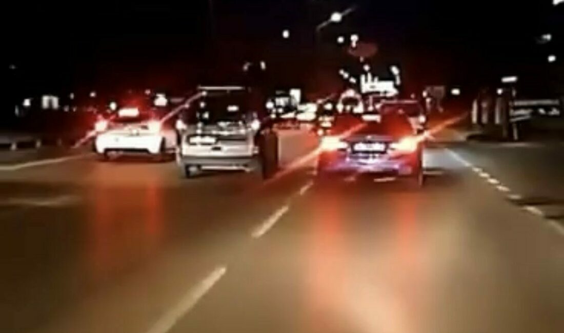 Bursa’da tehlikeli makas kamerada Bursa’da seyir halinde olan sürücüleri hiçe sayarak makas atan lüks