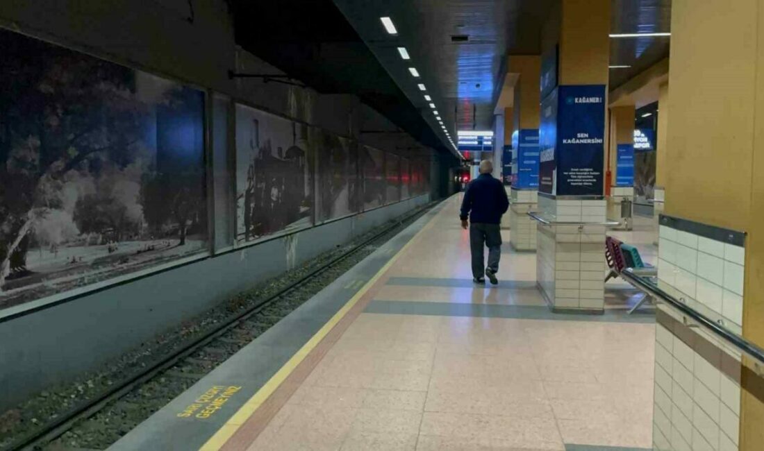 Bursa’da toplu ulaşımda grev Bursa’da Büyükşehir Belediyesi ile anlaşamayan Burulaş işçileri greve gitti. Toplu