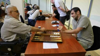 Bursa Kent Konseyi Engelliler Meclisi tarafından düzenlenen tavla turnuvasında, zarlar