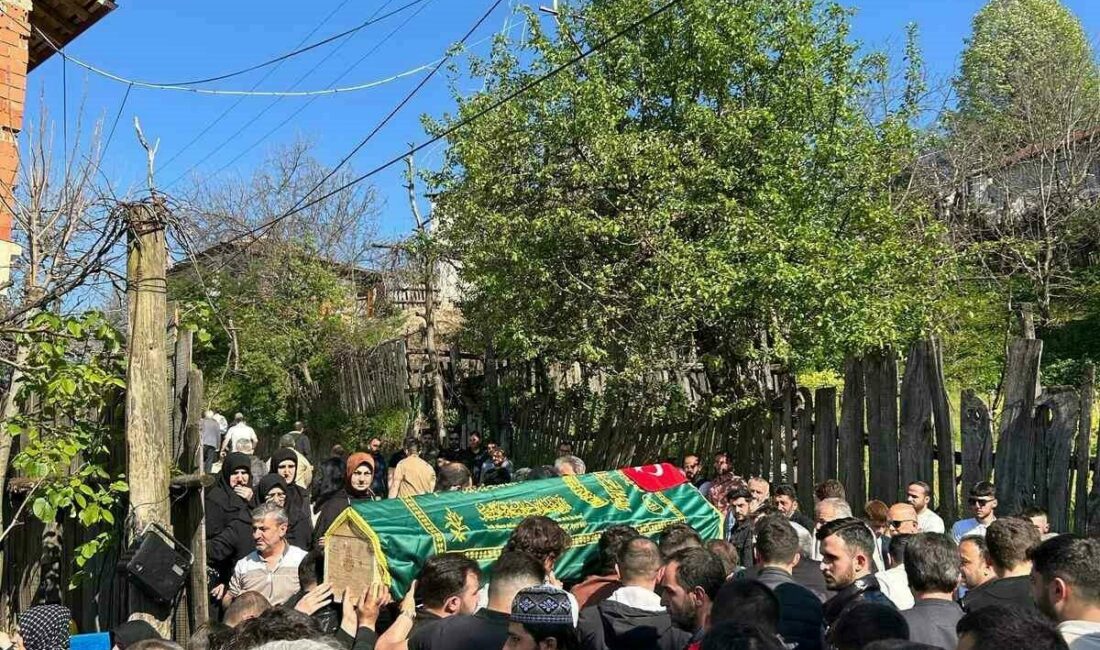 Bursa’daki feci kazada hayatını kaybeden genç sürücü toprağa verildi Bursa’nın İnegöl ilçesinde otomobilin kamyonun altına girdiği kazada hayatını kaybeden