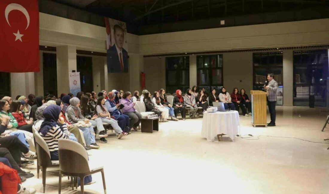 Bursalı gençler, Cumhurbaşkanlığı Ahlat Külliyesi’nde Milli Eğitim Bakanlığı tarafından yürütülen ’Maziden Atiye Ahlat’ projesi çerçevesinde,