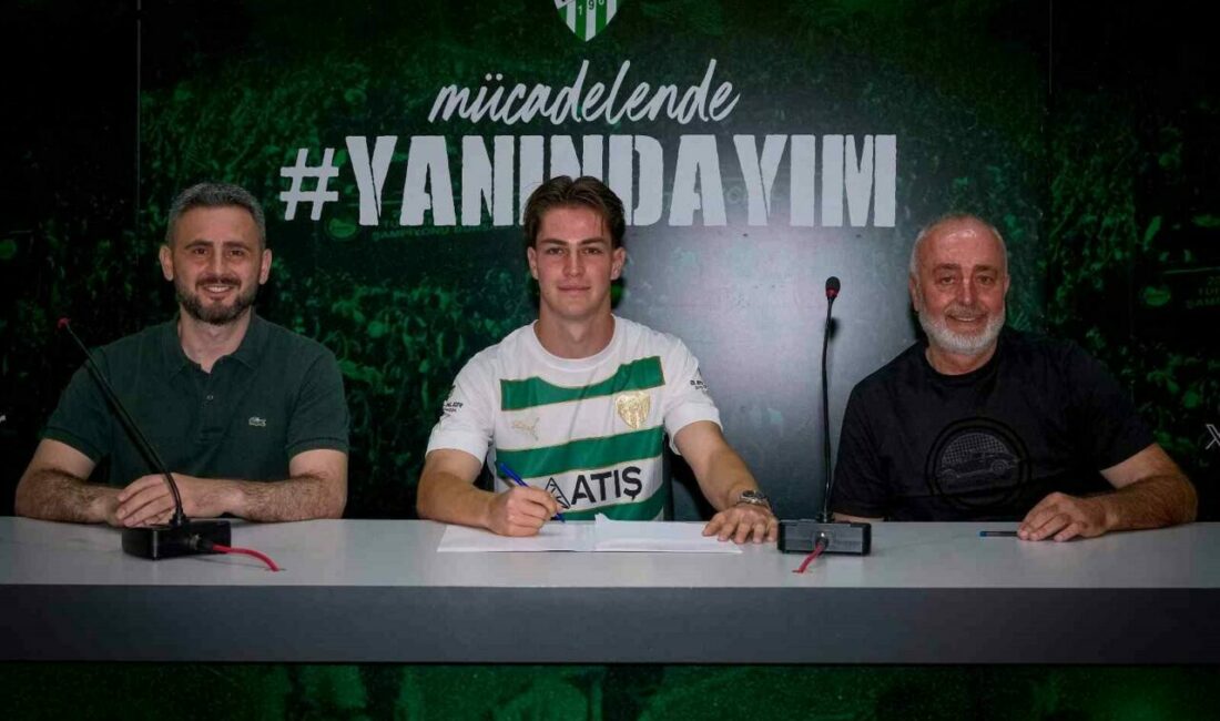 Bursaspor, altyapıda yetişen Ahmet Efe Çakmakkaya ile profesyonel sözleşme imzaladı.