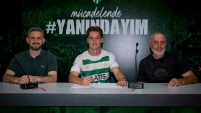Bursaspor, altyapıda yetişen Ahmet Efe Çakmakkaya ile profesyonel sözleşme imzaladı.