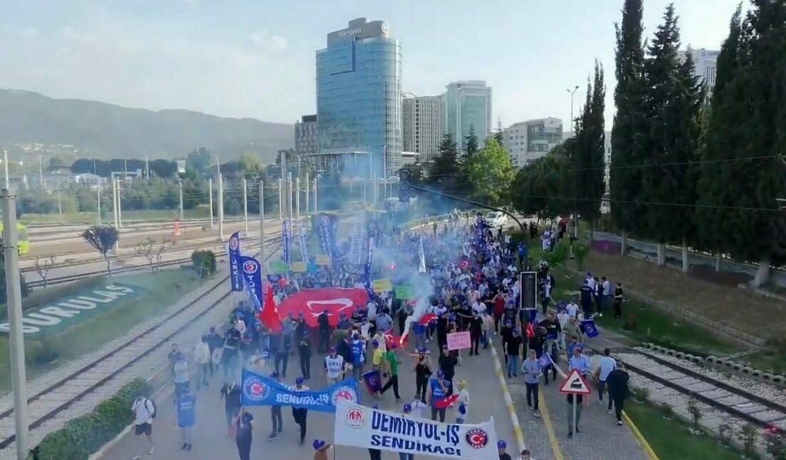 BURULAŞ’ta grev kararı: Toplu taşıma 20 Mayıs’ta duruyor Bursa’da toplu ulaşım hizmetini yürüten BURULAŞ’ta, Demiryol-İş Sendikası ile yürütülen