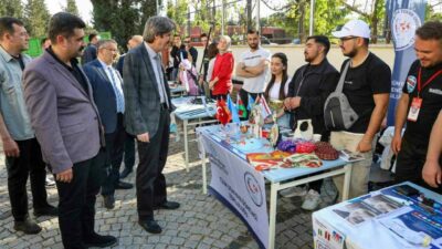 Bursa Uludağ Üniversitesi (BUÜ) öğrencileri, düzenlenen Hıdırellez etkinliğinde baharın gelişini