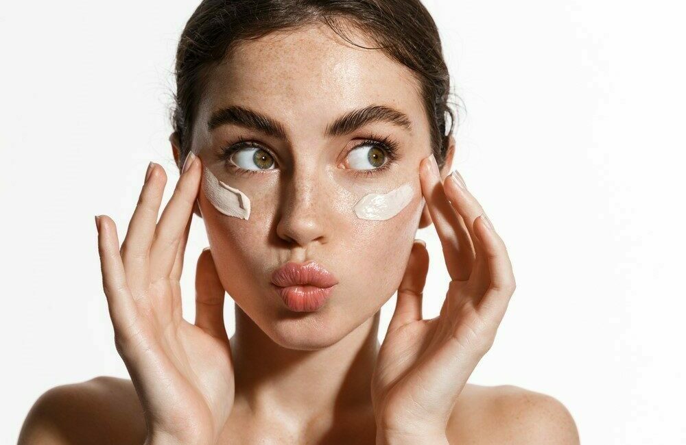 Cilt yaşlanmasını önlemek için güneşten korunun Uzmanlar, güneşin cilde olan etkilerinin geniş bir yelpazeyi kapsadığını, doğru