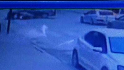 Bursa’nın İnegöl ilçesinde dönüş yapan otomobile motosiklet çarptı. Çarpma anı