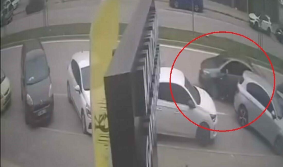 El freni çekilmeyi unutulan araç kazaya böyle karıştı Bursa’da, el freni çekilmeyen otomobil yokuş aşağı kontrolsüz şekilde geri