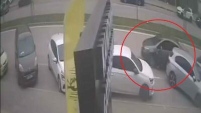 Bursa’da, el freni çekilmeyen otomobil yokuş aşağı kontrolsüz şekilde geri