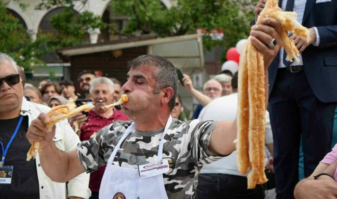 En uzun böreği yiyebilmek için günlerce aç kaldılar… İstanbul’un ardından 14’üncüsü Bursa’da düzenlenen Geleneksel Börek Yeme Yarışması’nda yarışmacılar
