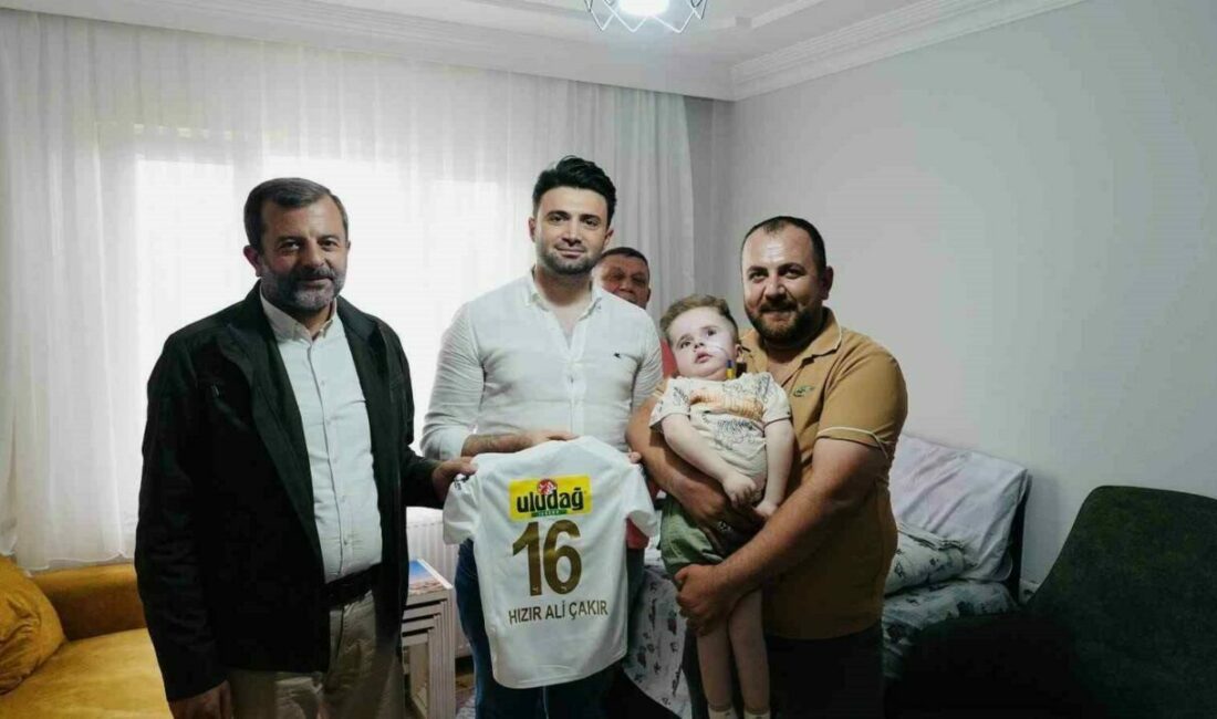 Bursaspor Başkanı Enes Çelik, tedavi süreci devam eden küçük taraftar