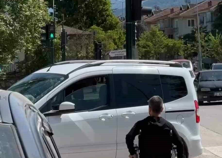 İnegöl Belediyesi, özel bireylerin trafikte karşılaştığı zorluklara dikkat çekmek amacıyla