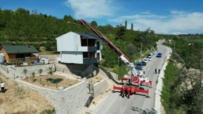 Bursa’nın İnegöl ilçesinde tarım alanlarına izinsiz inşa edilen yapıların yıkımı