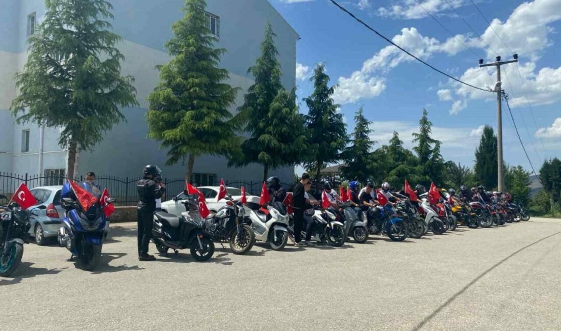 Bursa’nın Orhaneli ilçesinde motosiklet sürücüleri, ’Bir Kural Bir Ömür’ sloganına