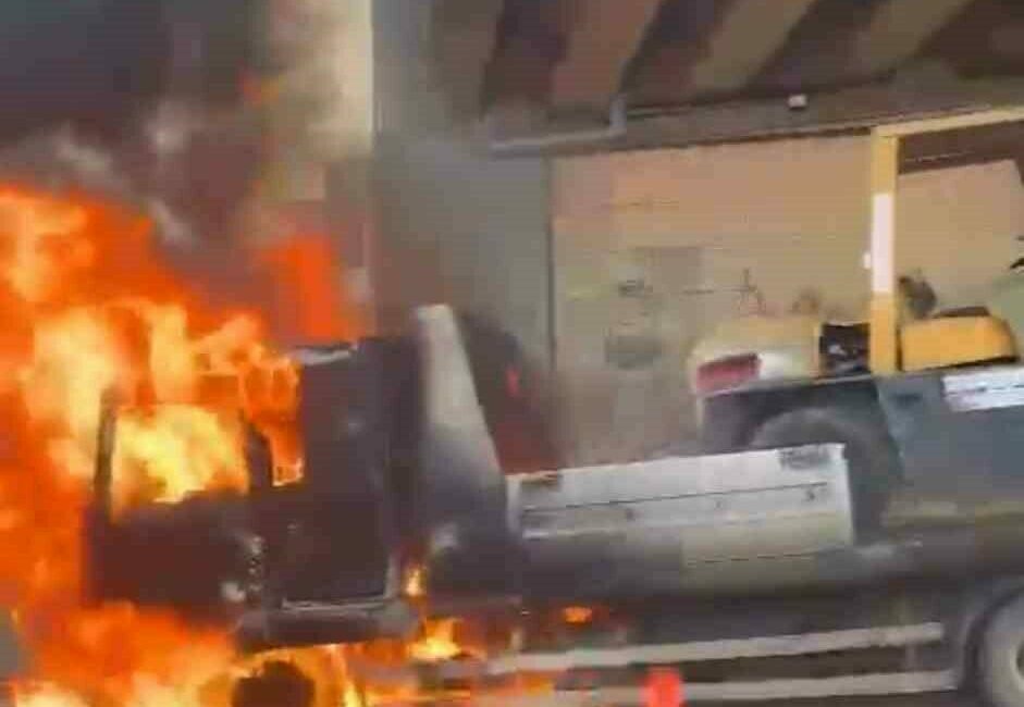 Forklift taşıyan kamyon alevlere teslim oldu Bursa’da forklift yüklü kamyon, seyir halindeyken çıkan yangında kullanılamaz hale