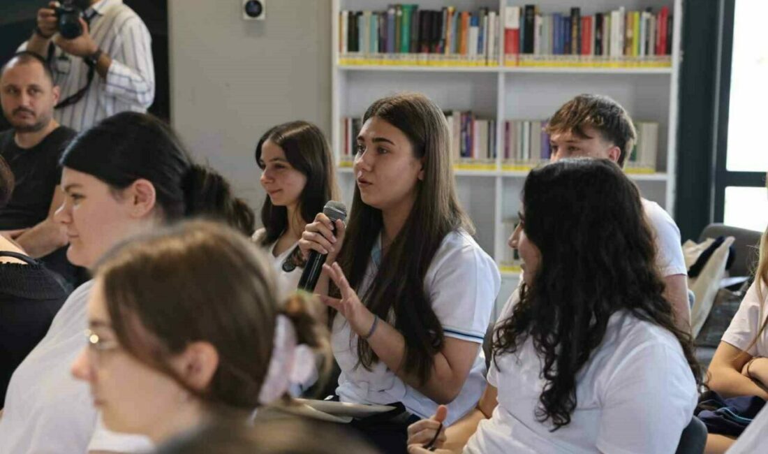 Nilüfer Belediyesi’nin “Yılın Yazarı” programları kapsamında öğrencilerle bir araya gelen