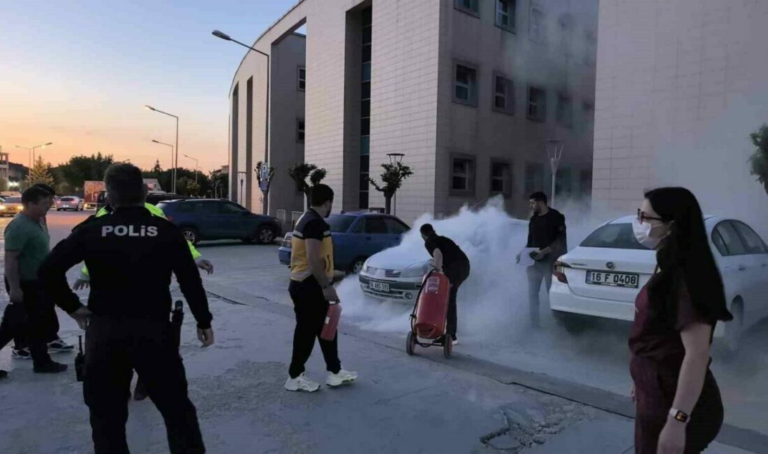 Bursa’nın İnegöl ilçesinde hastanenin otoparkında bir otomobil alev alev yandı.