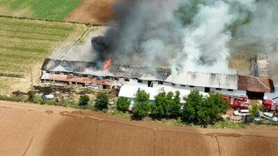 Bursa’nın Yenişehir ilçesinde bulunan canlı hayvan çiftliğindeki yangın havadan görüntülendi.