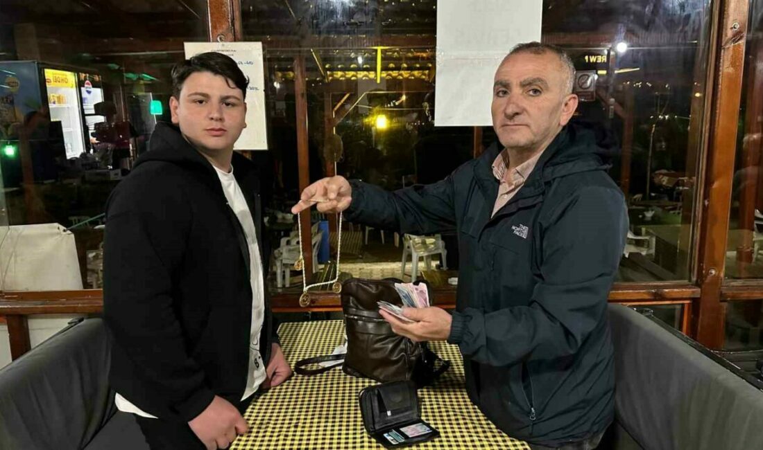Helal olsun bu esnafa…Altın dolu çantayı sahibine teslim etti Bursa’nın İznik ilçesinde bir çay bahçesinde yaşanan olay kısa süreli