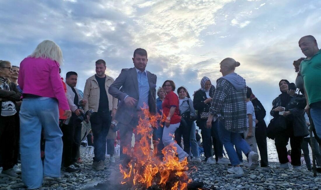Hıdırellez ateşi sahilde yandı Bursa sahillerinde geleneksel hale gelen Hıdırellez şenliği, renkli görüntülere sahne