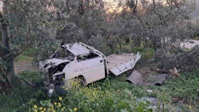 Bursa’nın İznik ilçesinde kontrolden çıkan kamyonet zeytin ağaçlarının bulunduğu tarlaya