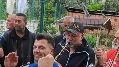 Ünlü klarnetçi Hüsnü Şenlendirici geldiği Bursa’nın İznik ilçesinde arkadaşının düğününde