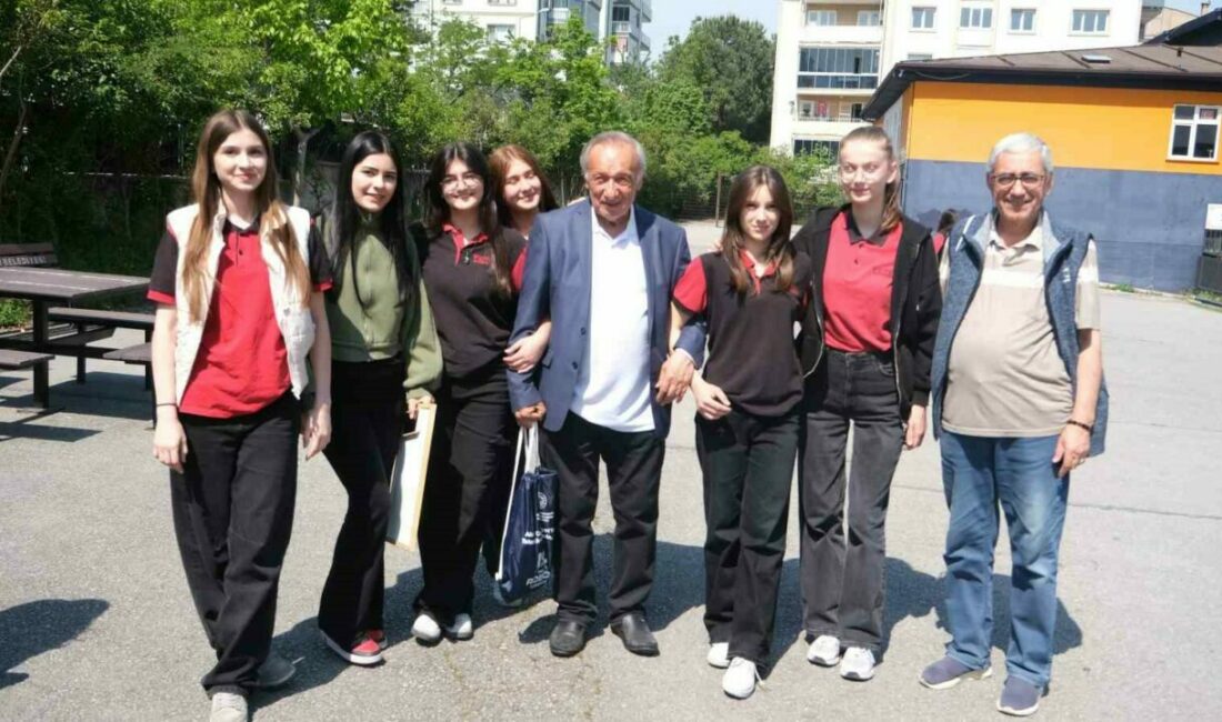 Bursa’da lise öğrencileri huzurevi sakinlerini ziyaret ettiler. Yıldırım Ticaret Mesleki