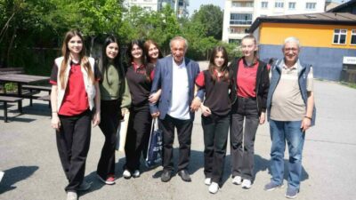 Bursa’da lise öğrencileri huzurevi sakinlerini ziyaret ettiler. Yıldırım Ticaret Mesleki