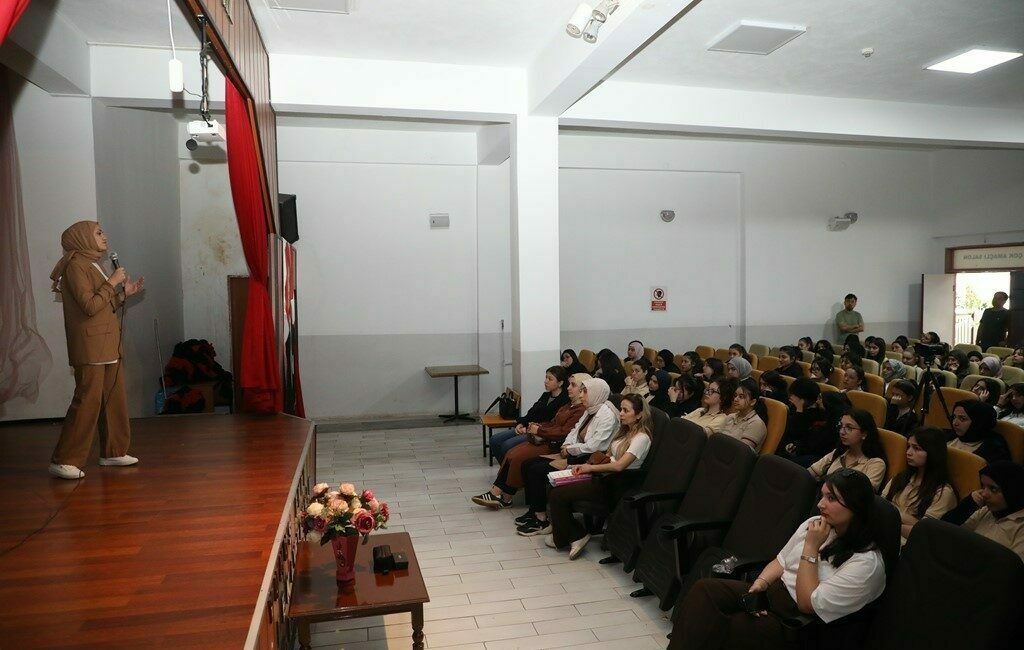 İnegöl’deki öğrencilere “Dijital Güvenlik” semineri İnegöl Belediyesi’nin organizasyonuyla Uşak Üniversitesi İletişim Fakültesi Yeni Medya ve