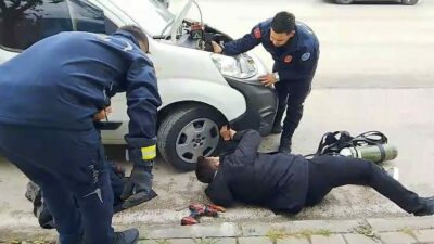 Bursa’da seyir halindeyken aracından kedi sesi duyan vatandaş, durumu itfaiyeye