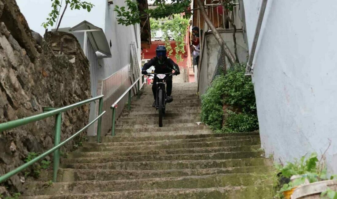 İzleyenlerin yüreği ağzına geldi Türkiye’de ilk kez yapılan Urban Downhill Yarışı nefes kesti. Fizik