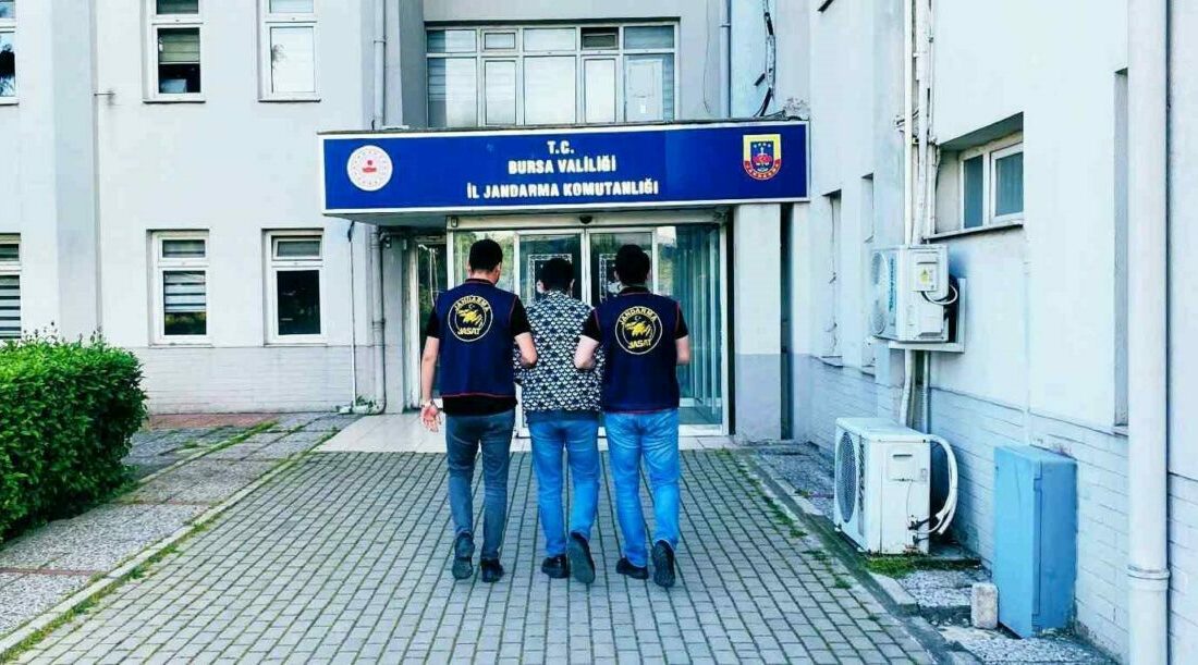 Jandarmadan dolandırıcılara geçit yok : 3 şüpheli yakalandı Bursa’da kendilerini asker, polis, savcı ve hakim olarak tanıtan şahıslar